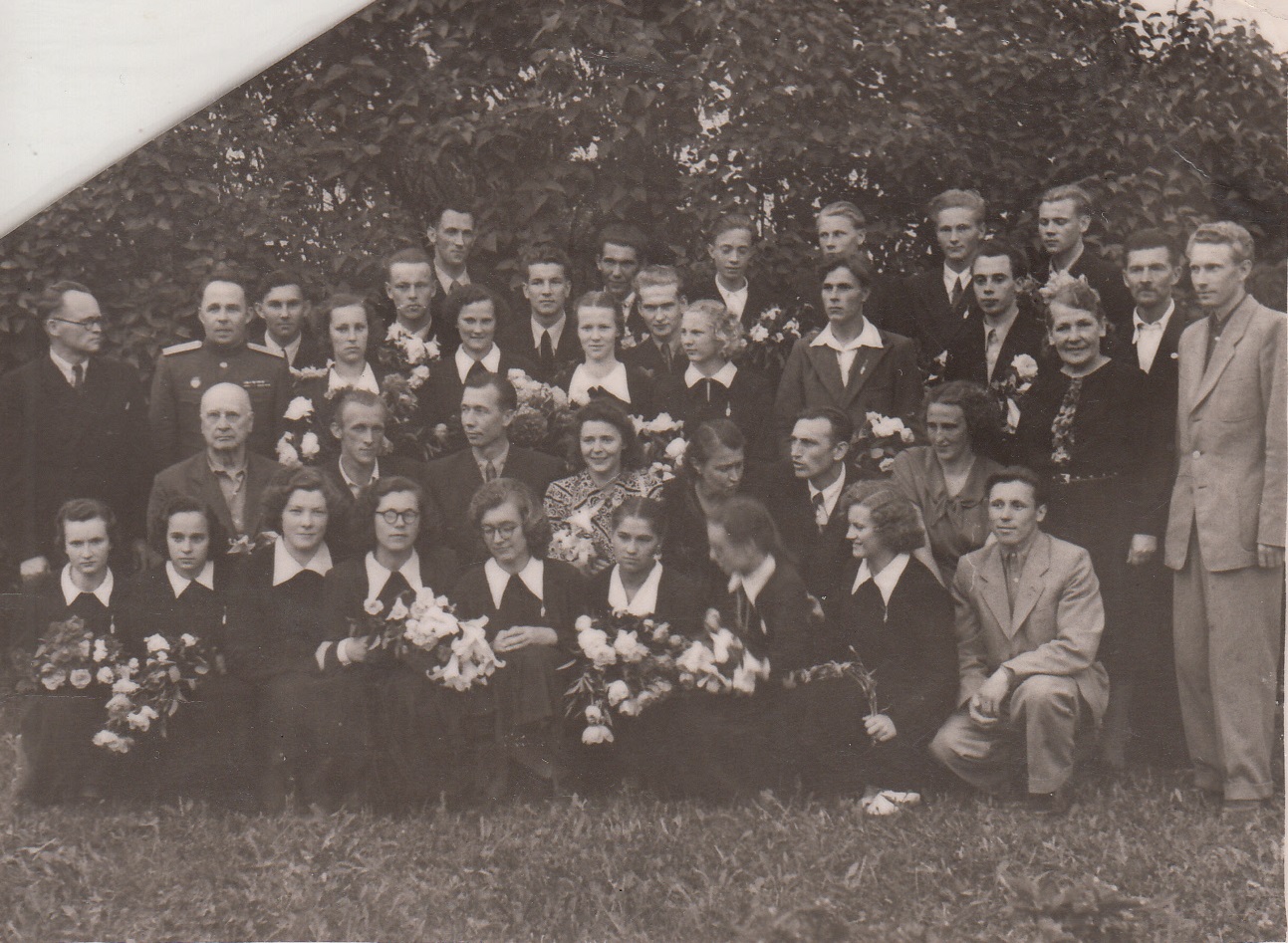 1956.gada 32.izlaidums klases audzinātājs Ilmārs Niedrītis . 2.rindā 3 no kreisās direktors Jānis Smelteris