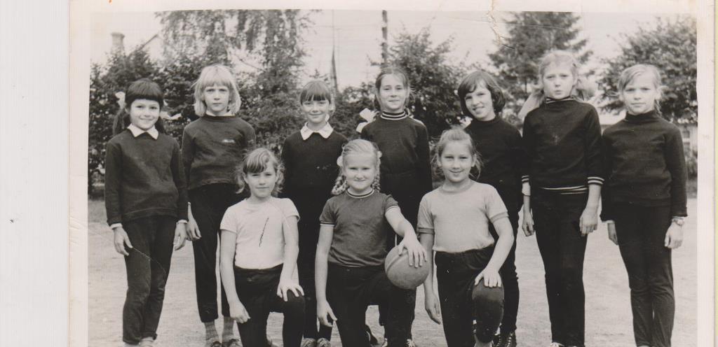 1_1978._79. m.g. 3.b klases meiteņu komanda